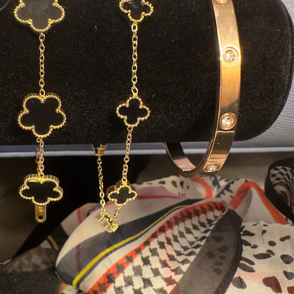 Step out in style with this timeless Clover & Flower triple set. - Picture 15 of 16